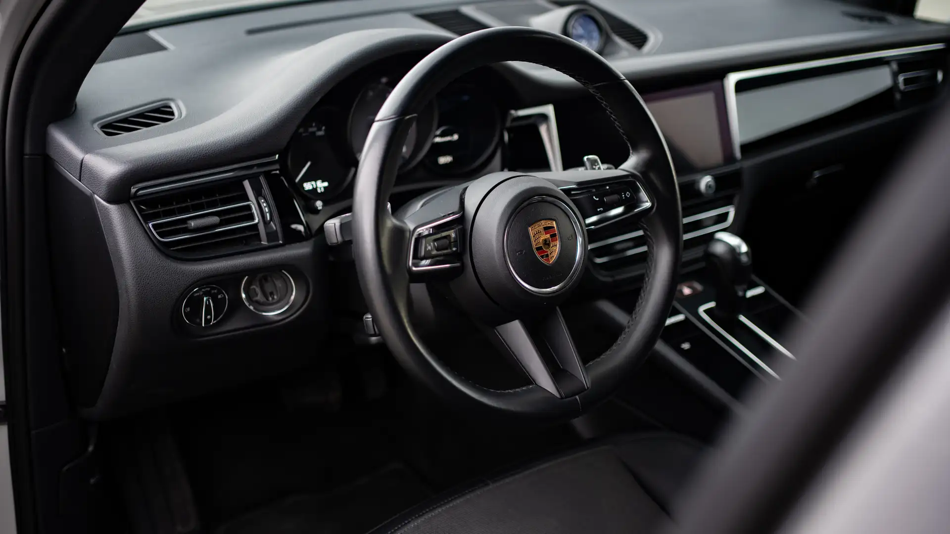 The steering wheel and interior of a Porsche Macan S.